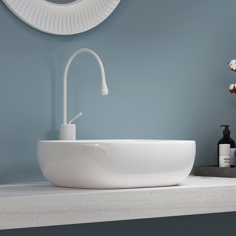 Modernes ovales Kunstwaschbecken aus Keramik über dem Waschbecken im Badezimmer