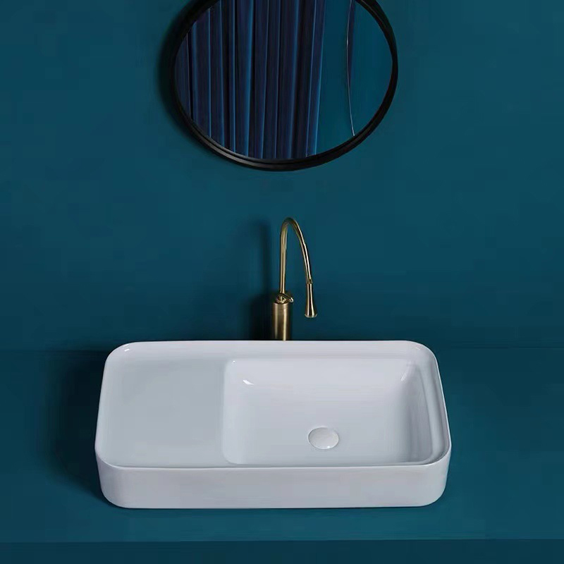 Maßgeschneiderte weiße Badezimmer-Waschbecken in Sonderform über einem Keramik-Waschbecken auf der Arbeitsplatte aus Porzellan