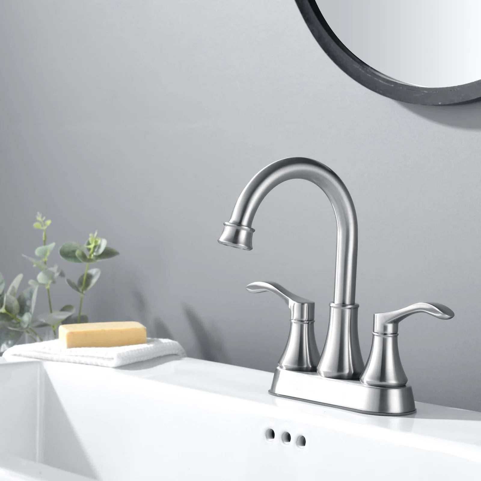 Centerset_Faucet_2-handle_Bathroom_Faucet_with_Drain_Assembly