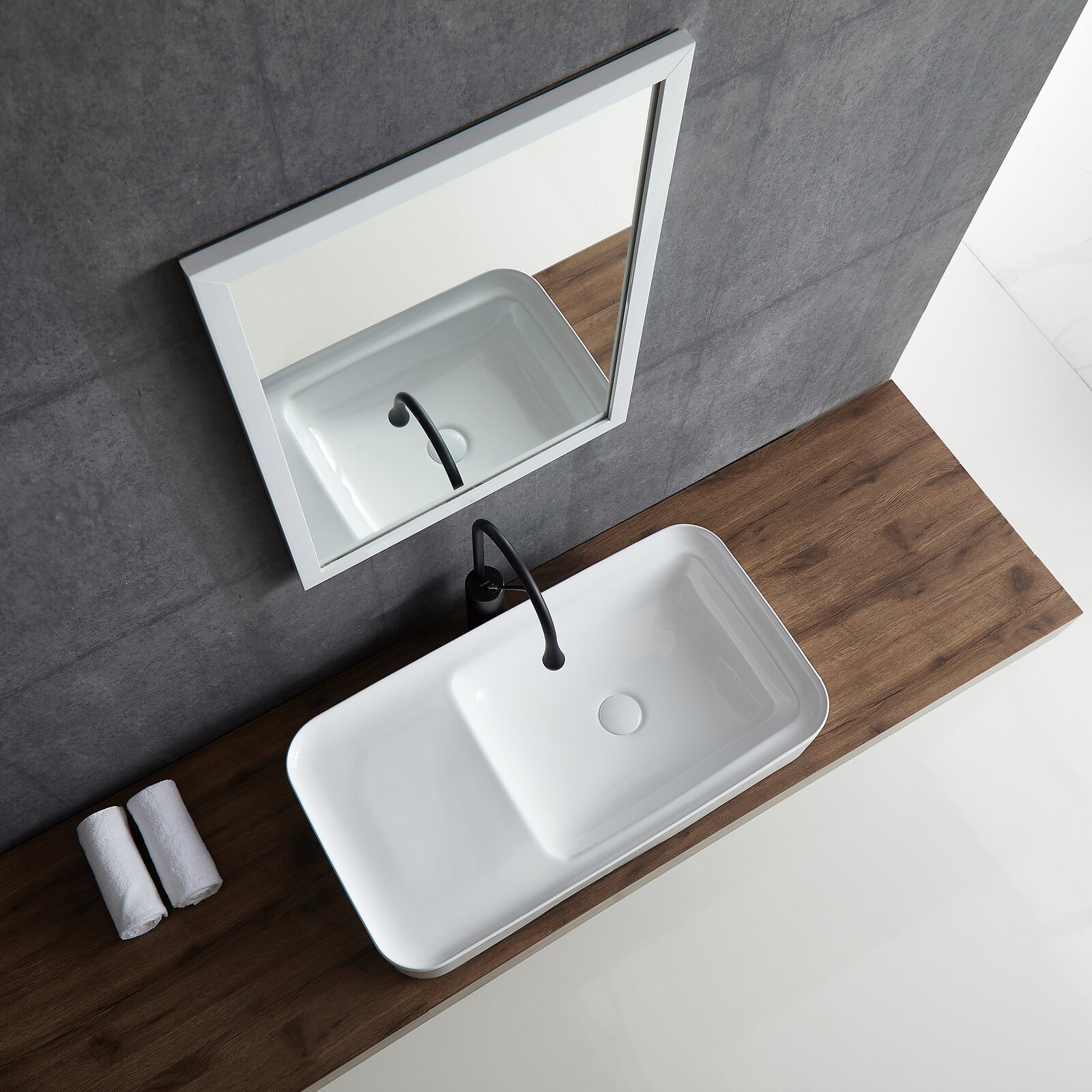 Maßgeschneiderte weiße Badezimmer-Waschbecken in Sonderform über einem Keramik-Waschbecken auf der Arbeitsplatte aus Porzellan