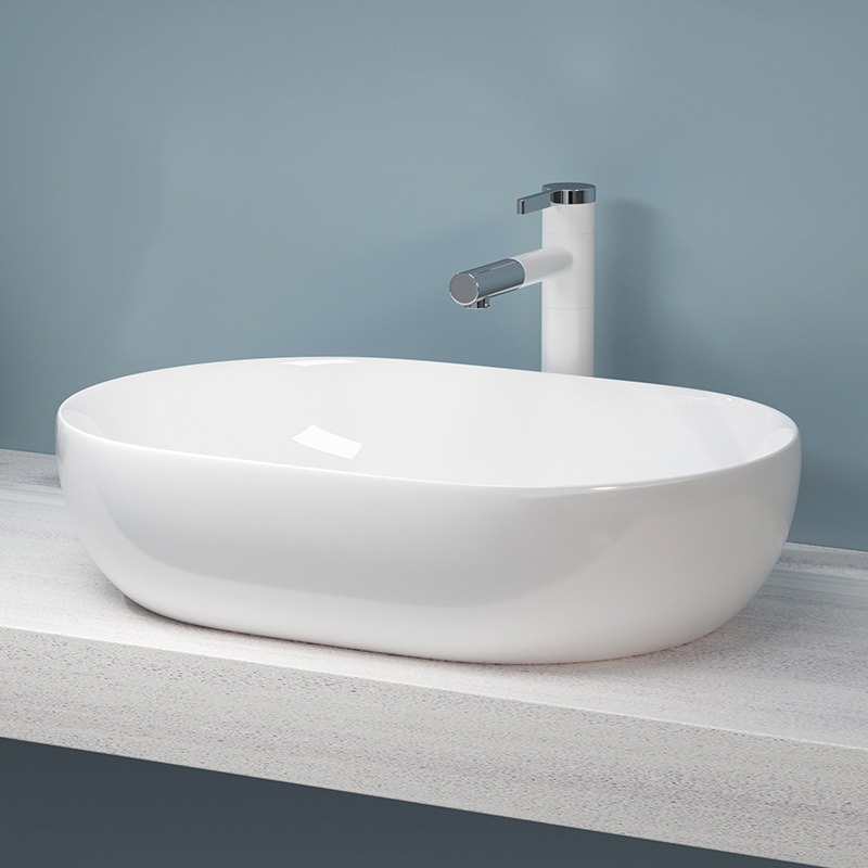 Modernes ovales Kunstwaschbecken aus Keramik über dem Waschbecken im Badezimmer
