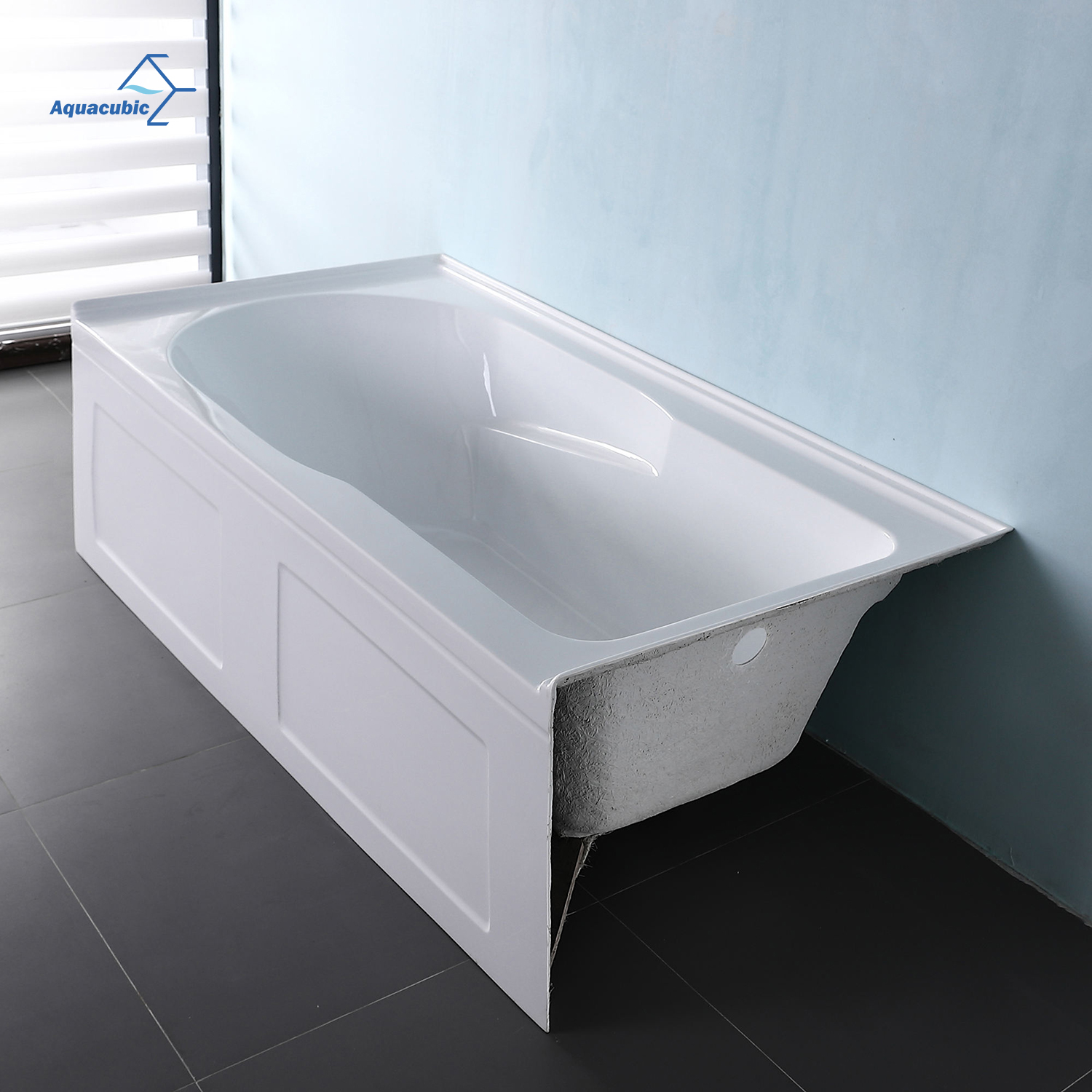 Einbau-Badewanne mit integrierter Schürze, einteilige, weiße, rechteckige Nischenbadewanne aus Acryl für Projekte