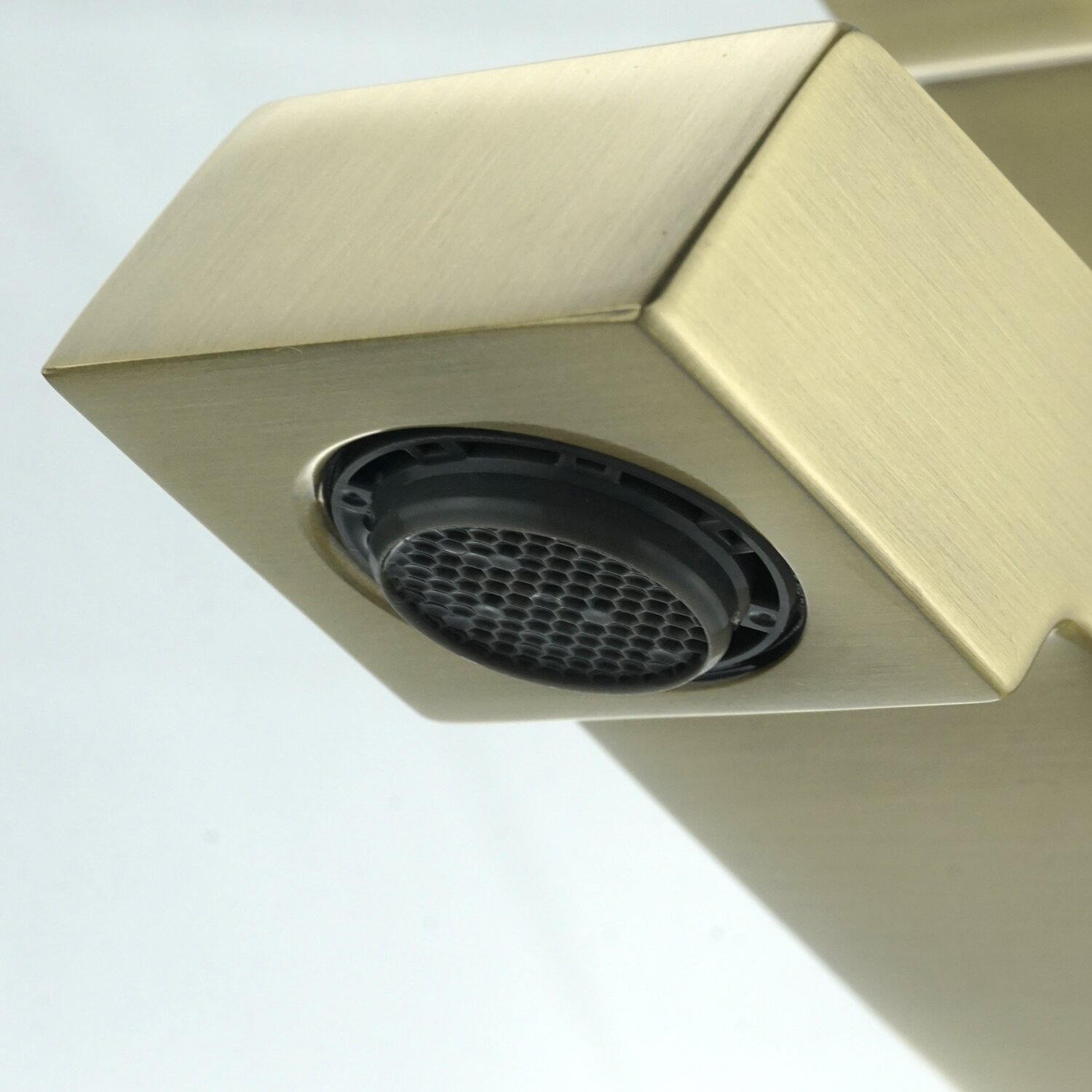 Badezimmer_Waschbecken_Wasserhahn (13)