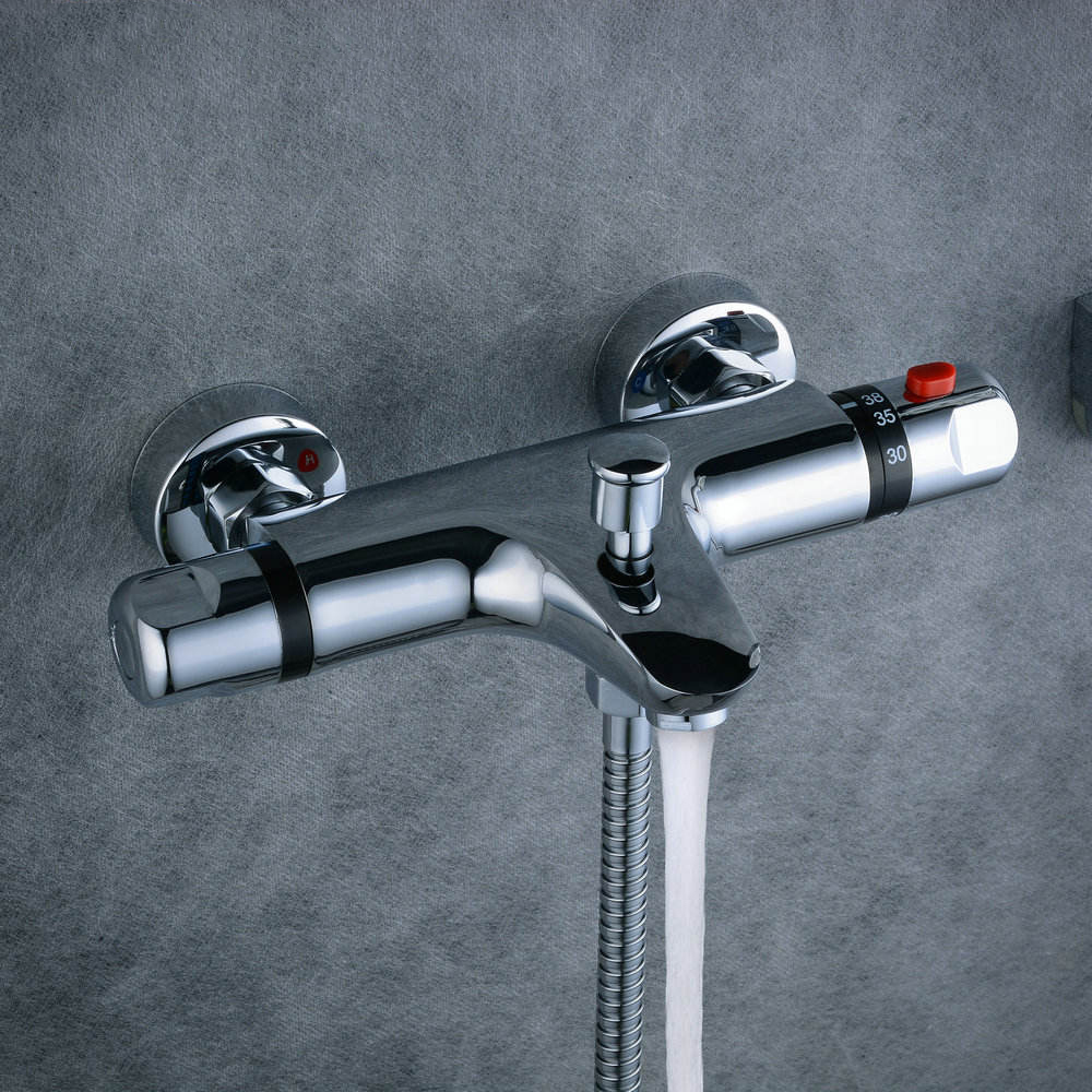 Neues Design, wassersparend, preiswert, wandmontierter Badezimmer-Thermostat-Badewannen-Duschmischer mit Doppelauslass