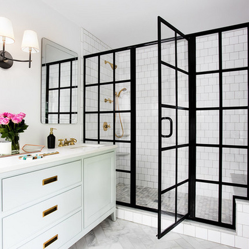 Duschraum mit schwarzem Rahmen