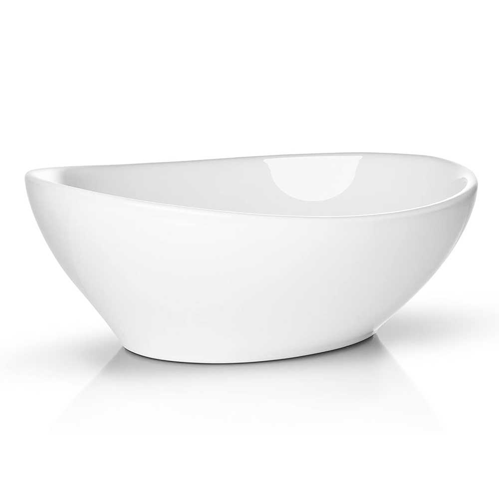 Modernes, eiförmiges, ovales, weißes Waschbecken aus Keramik über der Theke